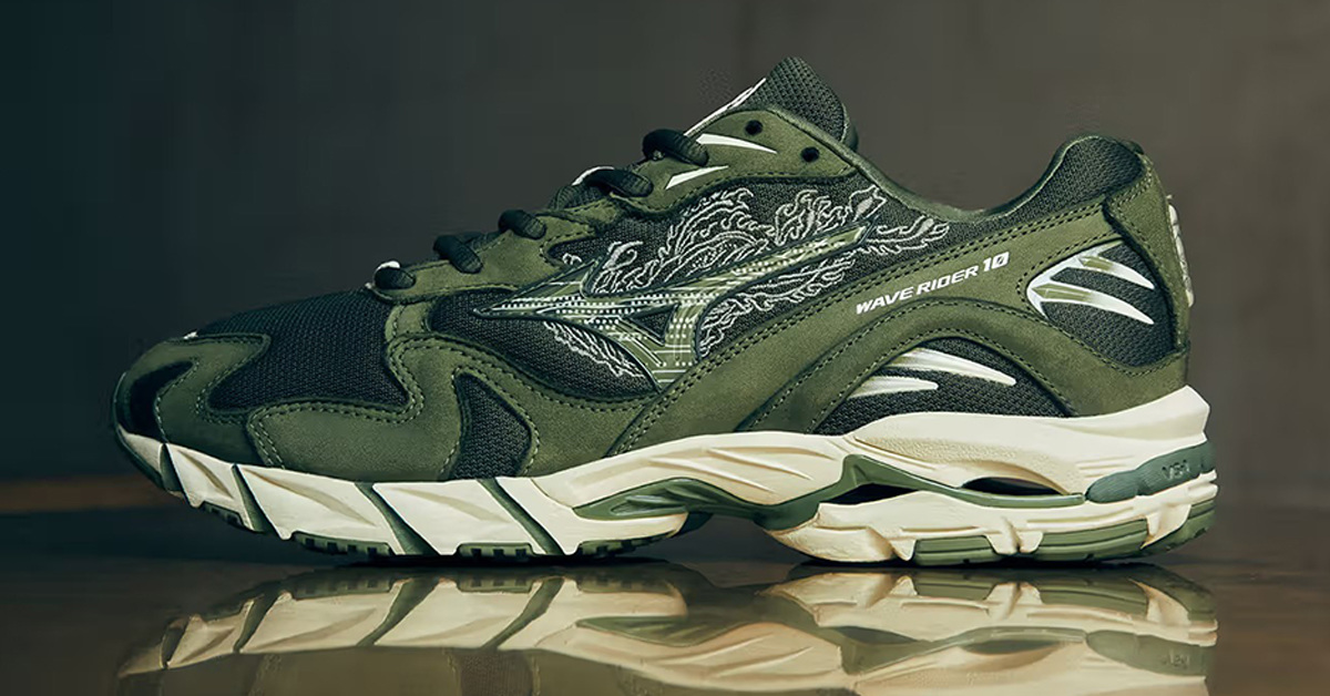 Olivtöne und gestickte Details auf dem Maharishi x ‘97 Mizuno Wave Rider 10